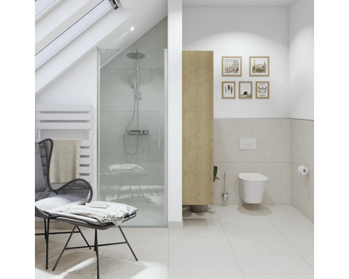 Lichte badkamer met douche, toilet en zitgelegenheid