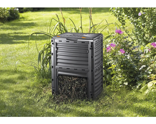 Kunststof compostbak in tuin met groen oppervlak