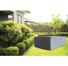 Grijze beschermhoes voor tuinmeubelen op gazon in de tuin