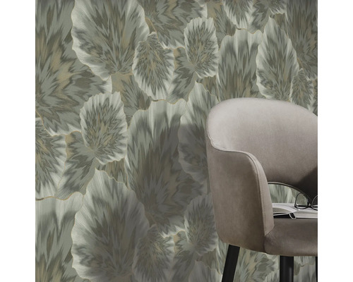 Close-up van een stoel voor een behang met bladerpatroon