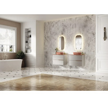 Lichte badkamer met twee wastafels, spiegels met verlichting, bad en betegelde vloer.