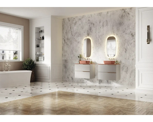 Lichte badkamer met twee wastafels, spiegels met verlichting, bad en betegelde vloer.