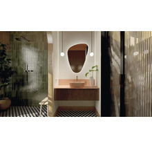 Lichte badkamer met douche, wastafel en spiegel