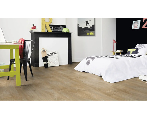Moderne tienerkamer met houten vloer, bureau en bed