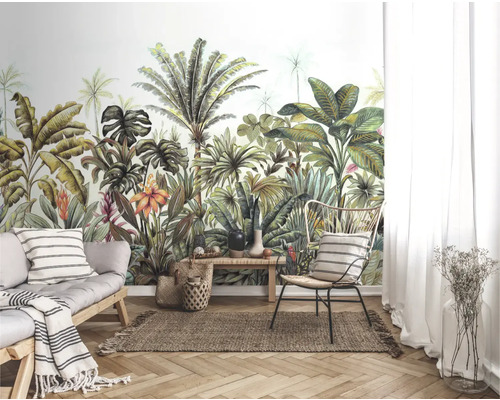 Woonkamer met junglebehang, bank en stoel op een vloerkleed