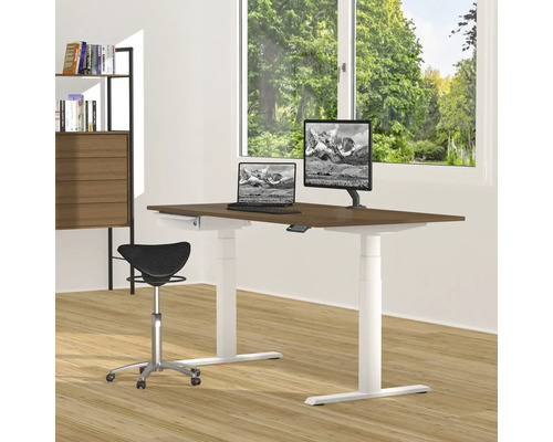 Een in hoogte verstelbaar bureau met laptop, monitor en bureaustoel in een lichte kamer.