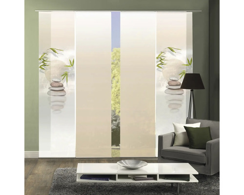 Woonkamer met schuifgordijn met steenmotief en bamboeontwerp