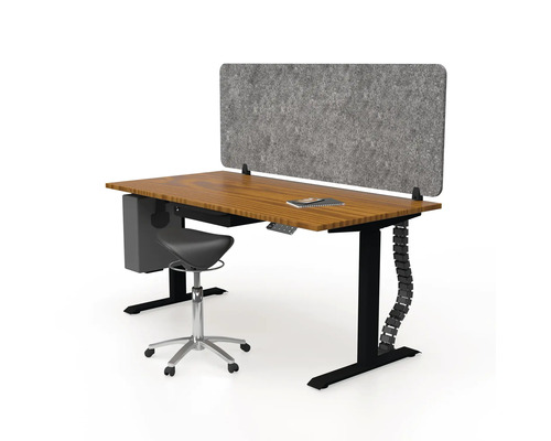 In hoogte verstelbaar bureau met scheidingswand, kabelgoot en bureaukruk