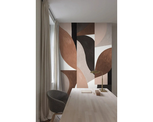 Een werkkamer met een bureau, een stoel en een abstracte muurschildering.