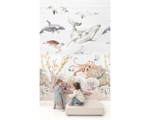 Behang met maritieme motieven, waaronder walvissen, dolfijnen, schildpadden, octopussen en koralen
