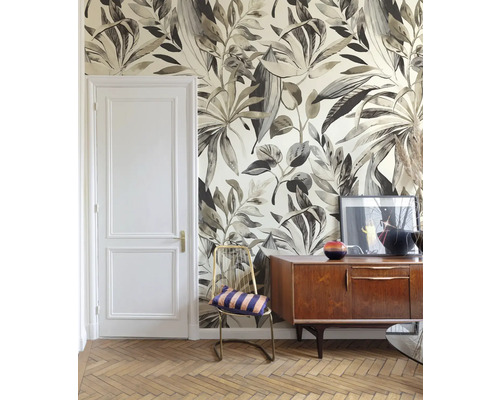 Kamer met bloemenbehang, dressoir en stoel