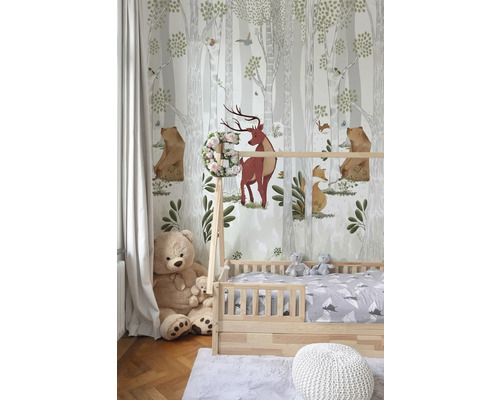 Kinderkamer met houten bed, teddybeer en bosbehang