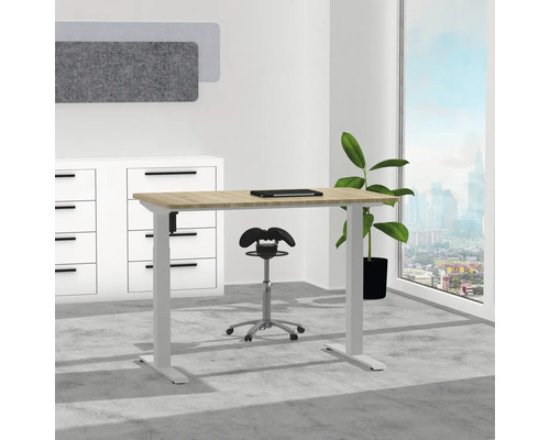 In hoogte verstelbaar bureau met bureaustoel in een lichte ruimte.
