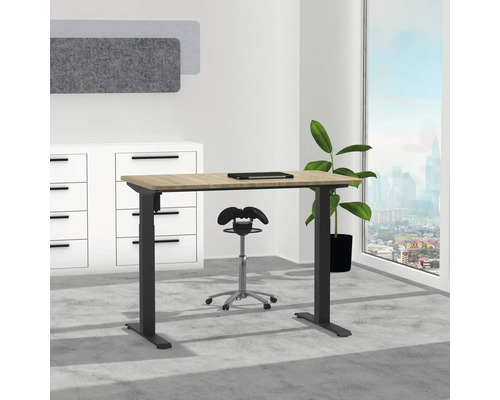 In hoogte verstelbaar bureau met bureaustoel in een lichte ruimte.