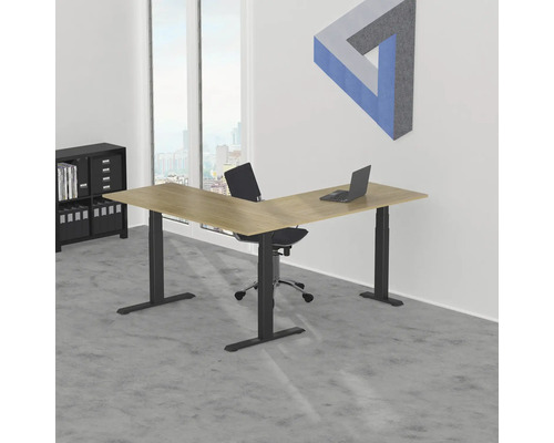 Kantoor met L-vormig bureau, bureaustoel en plank