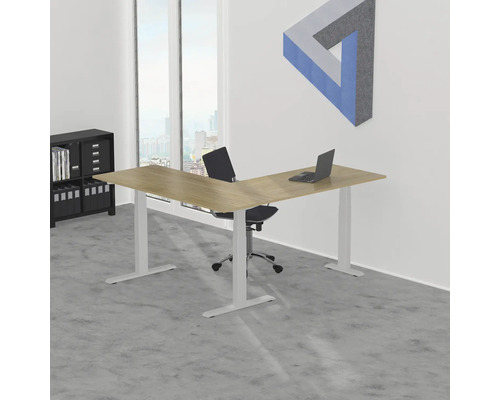 Kantoor met L-vormig bureau, bureaustoel en plank