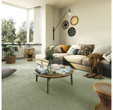 Woonkamer met tapijt, bank en decoratieve elementen