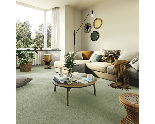 Woonkamer met tapijt, bank en decoratieve elementen