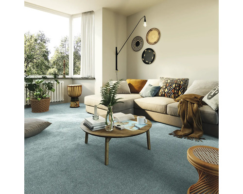 Woonkamer met vloerbedekking, bank en tafel