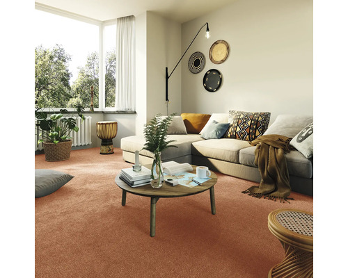 Lichte woonkamer met vloerbedekking, hoekbank en salontafel