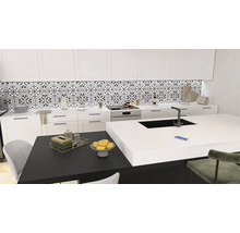 Moderne keuken met witte kasten, tegelpatroon en kookeiland.