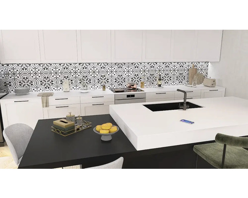 Moderne keuken met witte kasten, tegelpatroon en kookeiland.