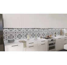 Keukenscène met witte kasten en decoratieve tegels
