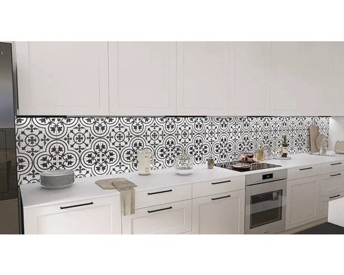 Keukenscène met witte kasten en decoratieve tegels
