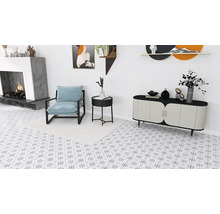 Lichte woonkamer met fauteuil, commode en open haard