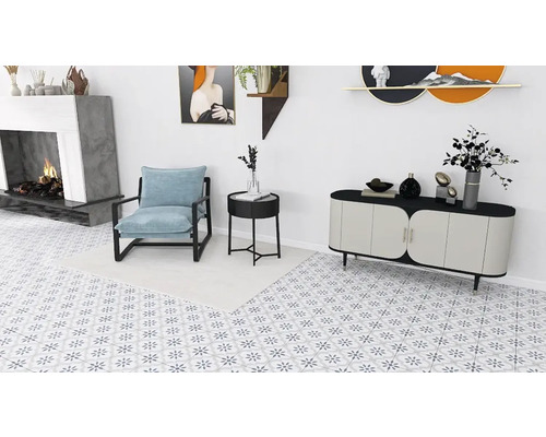 Lichte woonkamer met fauteuil, commode en open haard