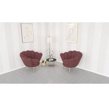 Hoekkamer met twee schelpvormige stoelen, bijzettafel, staande lamp en kunstwerken aan de muur