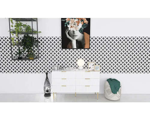 Lichte ruimte met ladekast, decoratie en geometrische tegels