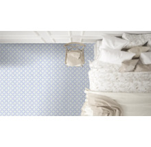 Kamer met vinylvloer met patroon, bed en stoel