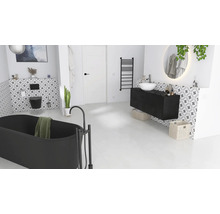 Moderne badkamer met vrijstaand bad, wastafel en spiegel
