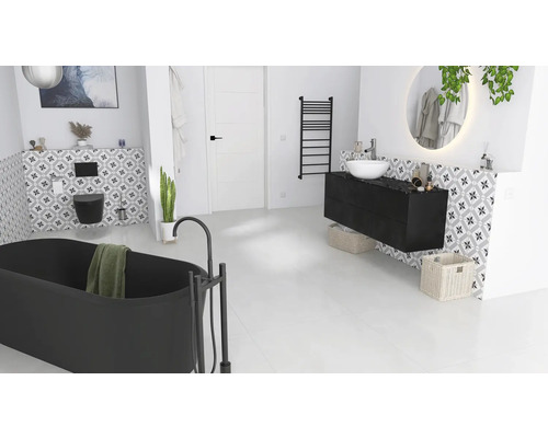 Moderne badkamer met vrijstaand bad, wastafel en spiegel