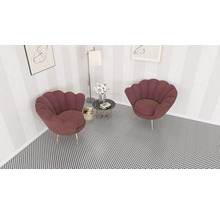 Twee schelpvormige fauteuils staan in een kamer naast een bijzettafel.