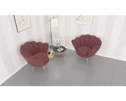 Twee schelpvormige fauteuils staan in een kamer naast een bijzettafel.