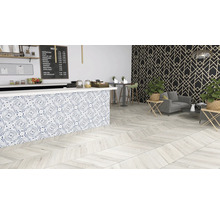 Café met tegelvloer in houtlook, tegelcounter met patroon, zithoek en drankenkaart