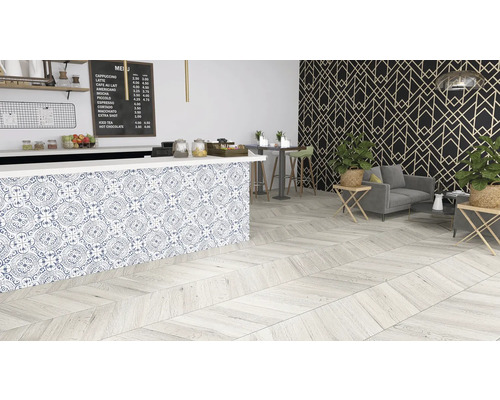 Café met tegelvloer in houtlook, tegelcounter met patroon, zithoek en drankenkaart