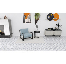 Woonkamer met open haard, fauteuil, bijzettafel en dressoir