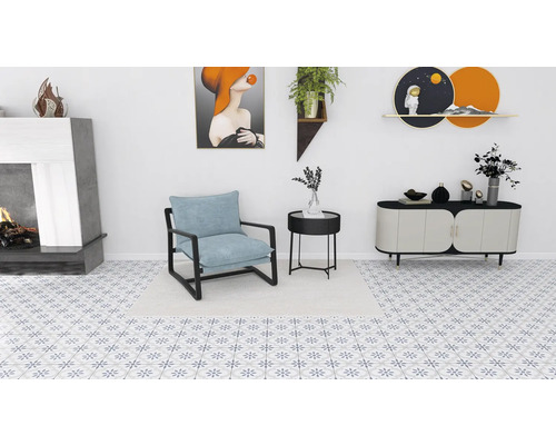 Woonkamer met open haard, fauteuil, bijzettafel en dressoir