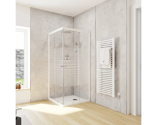 Vierkante douchecabine met horizontale strepen in de badkamer.