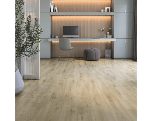 Kantoor met laminaatvloer, bureau, computer en zitgelegenheid