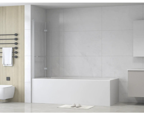 Badkamer met ligbad en douchewand