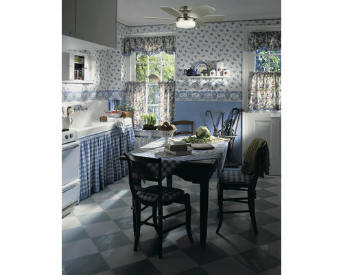 Keukenscène met tafel, stoelen, plafondventilator en bloemmotieven
