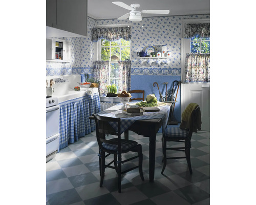 Keuken met bloemetjesbehang, geruite stoffen en plafondventilator