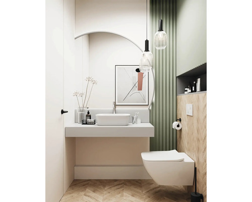 Lichte badkamer met wastafel, toilet en decoratieve elementen