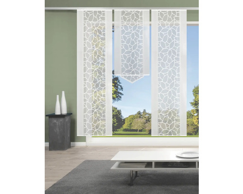 Decoratieve schuifgordijnen met bladmotief in een woonkamer.