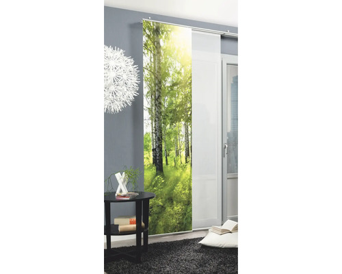 Decoratief schuifgordijn met bosmotief in een modern ingerichte ruimte.