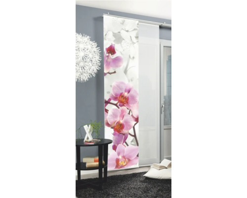 Decoratief schuifgordijn met orchideeënpatroon in de woonkamer.